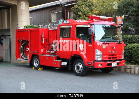 TOKYO, JAPON - 29 NOVEMBRE 2016 : Red Fire Fighters chariot dans Shinjuku à Tokyo, Japon. Tokyo est la capitale du Japon. 37,8 millions de personnes li Banque D'Images