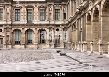 PARIS - 20 juillet : la construction du Louvre le 20 juillet 2011 à Paris, France. Avec 8,5 millions de visiteurs annuels, le Louvre est le musée le plus visité de façon constante worldwid Banque D'Images