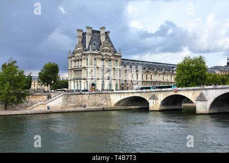 PARIS - le 20 juillet : les gens à pied près de Louvre le 20 juillet 2011 à Paris, France. Avec 8,5 millions de visiteurs annuels, le Louvre est le musée le plus visité de façon constante Banque D'Images