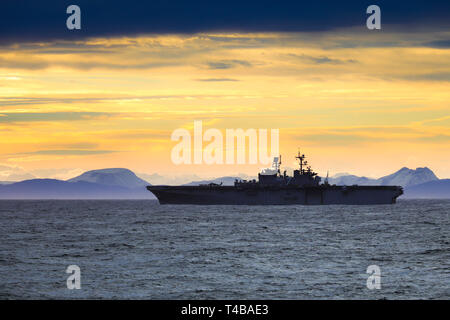 USS Iwo Jima un transporteur d'assaut amphibie de la classe Wasp Banque D'Images