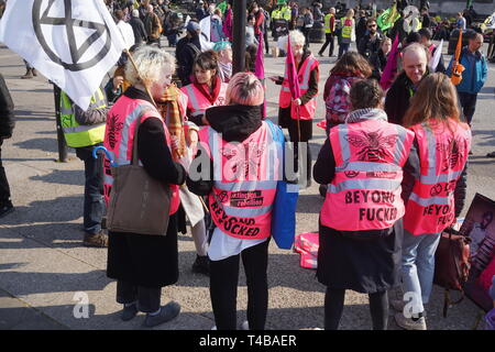 Arrêtez le manifestants routes autour de Hyde Park et Oxford Street afin de protester contre les changements climatiques. Ils ont dit qu'ils continueront à bloquer les routes jusqu'à ce que le gouvernement à l'écoute de leurs demandes. Banque D'Images