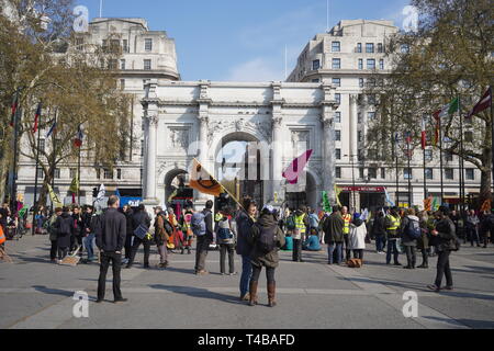 Arrêtez le manifestants routes autour de Hyde Park et Oxford Street afin de protester contre les changements climatiques. Ils ont dit qu'ils continueront à bloquer les routes jusqu'à ce que le gouvernement à l'écoute de leurs demandes. Banque D'Images