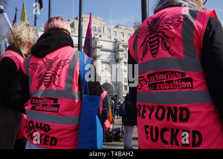 Arrêtez le manifestants routes autour de Hyde Park et Oxford Street afin de protester contre les changements climatiques. Ils ont dit qu'ils continueront à bloquer les routes jusqu'à ce que le gouvernement à l'écoute de leurs demandes. Banque D'Images