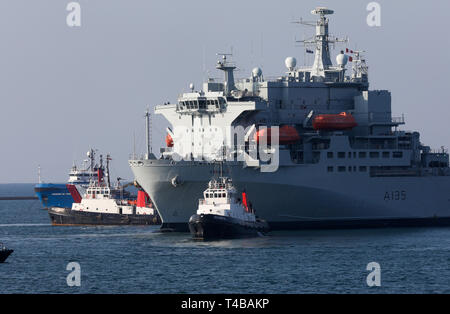 La formation de l'aviation britannique RFA navire ARGUS (A135) en cours dans la région de Plymouth avec Serco remorqueurs présents Banque D'Images