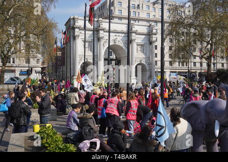 Arrêtez le manifestants routes autour de Hyde Park et Oxford Street afin de protester contre les changements climatiques. Ils ont dit qu'ils continueront à bloquer les routes jusqu'à ce que le gouvernement à l'écoute de leurs demandes. Banque D'Images