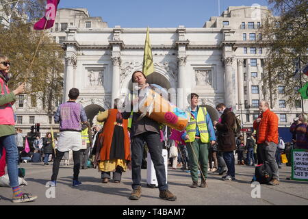 Arrêtez le manifestants routes autour de Hyde Park et Oxford Street afin de protester contre les changements climatiques. Ils ont dit qu'ils continueront à bloquer les routes jusqu'à ce que le gouvernement à l'écoute de leurs demandes. Banque D'Images