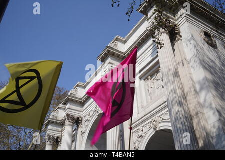 Extinction des drapeaux de la rébellion à côté de Marble Arch, London. Arrêtez le manifestants routes autour de Hyde Park et Oxford Street afin de protester contre les changements climatiques. Ils ont dit qu'ils continueront à bloquer les routes jusqu'à ce que le gouvernement à l'écoute de leurs demandes. Banque D'Images