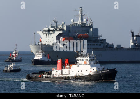 La formation de l'aviation britannique RFA navire ARGUS (A135) en cours dans la région de Plymouth avec Serco remorqueurs présents Banque D'Images