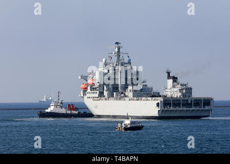 La formation de l'aviation britannique RFA navire ARGUS (A135) en cours dans la région de Plymouth avec Serco remorqueurs présents Banque D'Images