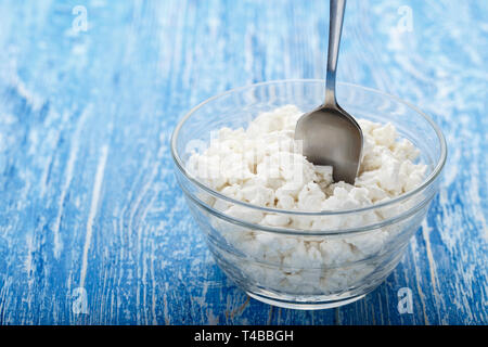 Fromage blanc frais dans une assiette sur un fond de bois. lieu pour le texte produit laitier nutritif. Banque D'Images