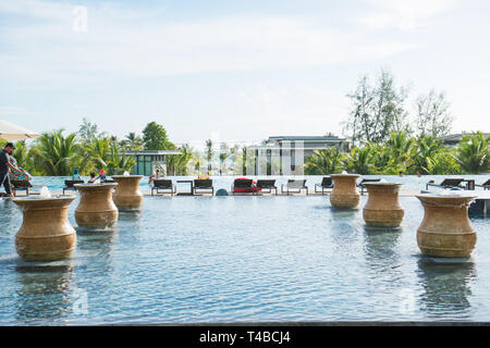 PHU QUOC, VIETNAM 28 juin 2017 : Piscine avec escalier et terrasse en bois à l'hôtel. Banque D'Images