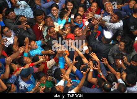 Katmandou, Népal. 14 avr, 2019. Les dévots essayez de récupérer l'épargne de Seto Machhendranath au cours de la deuxième journée de Seto Machhendranath char festival à Katmandou, Népal. Les hindous et les Bouddhistes de Seto Machhendranath culte comme Dieu de la pluie et de la prospérité. Credit : Archana Shrestha/Pacific Press/Alamy Live News Banque D'Images