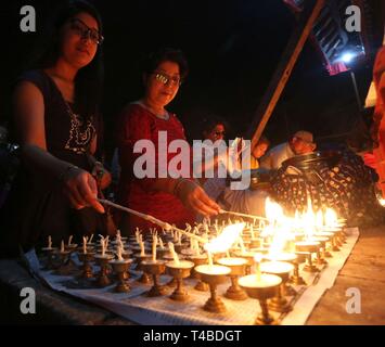 Katmandou, Népal. 14 avr, 2019. Les dévots offrent des prières par l'éclairage lampes à beurre au cours de la deuxième journée de Seto Machhendranath char festival à Katmandou, Népal. Les hindous et les Bouddhistes de Seto Machhendranath culte comme Dieu de la pluie et de la prospérité. Credit : Archana Shrestha/Pacific Press/Alamy Live News Banque D'Images