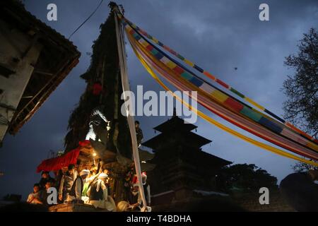 Katmandou, Népal. 14 avr, 2019. Char de Seto Machhendranath Hanuman Dhoka arrive à Durbar Square au cours de la deuxième journée de Seto Machhendranath char festival à Katmandou, Népal. Les hindous et les Bouddhistes de Seto Machhendranath culte comme Dieu de la pluie et de la prospérité. Credit : Archana Shrestha/Pacific Press/Alamy Live News Banque D'Images