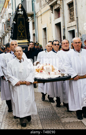 BARILE, ITALIE - 18 AVRIL 2014 - La représentation de la Pâques Via Crucis avec sa caractéristique des scènes et des costumes, à Barile, Italie Banque D'Images