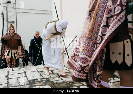 BARILE, ITALIE - 18 AVRIL 2014 - La représentation de la Pâques Via Crucis avec sa caractéristique des scènes et des costumes, à Barile, Italie Banque D'Images