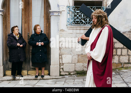 BARILE, ITALIE - 18 AVRIL 2014 - La représentation de la Pâques Via Crucis avec sa caractéristique des scènes et des costumes, à Barile, Italie Banque D'Images