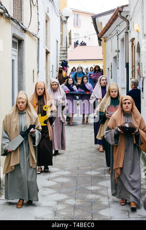 BARILE, ITALIE - 18 AVRIL 2014 - La représentation de la Pâques Via Crucis avec sa caractéristique des scènes et des costumes, à Barile, Italie Banque D'Images