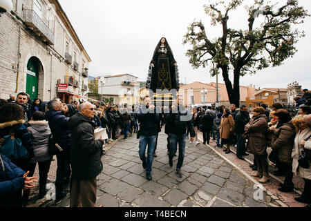 BARILE, ITALIE - 18 AVRIL 2014 - La représentation de la Pâques Via Crucis avec sa caractéristique des scènes et des costumes, à Barile, Italie Banque D'Images