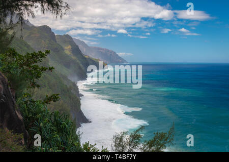 Belle Napali Coast sur l'île hawaïenne de Kauai vu de Kalalau Trail Randonnée Banque D'Images
