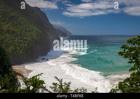 Belle et dangereuse Hanakapiai Beach vu de Kalalau Trail Randonnée sur l'île hawaïenne de Kauai, États-Unis Banque D'Images