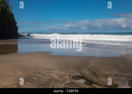 Belle et dangereuse Hanakapiai Beach le long sentier de randonnée Kalalau sur l'île hawaïenne de Kauai, États-Unis Banque D'Images