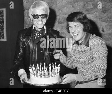 Le chanteur Salvatore Adamo (r), originaire de la Sicile avec un passeport belge, reçoit un gâteau de chanteuse pop Heino sur son 30e anniversaire, photo à partir de 01.11.1973 dans un bar à vin à Hanovre. Dans le monde d'utilisation | Banque D'Images