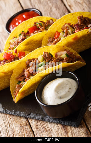 Tacos mexicains farci de viande hachée et de légumes sur la table verticale. Banque D'Images