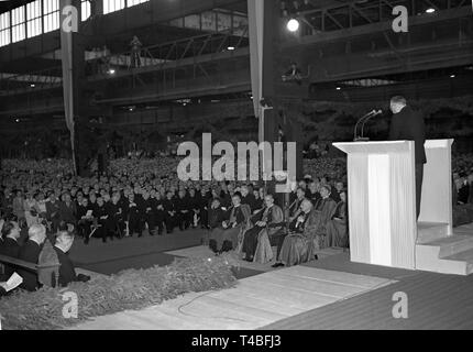 Le 01 septembre 1949 la 73e journée catholique allemande a été ouverte à Bochum. Dans le monde d'utilisation | Banque D'Images