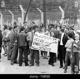 Les manifestants se déploient une bannière pendant le discours de président du Conseil fédéral Klaus Schütz. Le 8 septembre 1968 le monument à l'ancien camp de concentration de Dachau a été dévoilé en présence de délégations de 23 pays. Le monument en bronze du sculpteur yougoslave Glid Nandor symbolise les victimes sans défense de la terreur nazie. Dans le monde d'utilisation | Banque D'Images