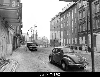 Voir le 24 février 1981 dans Admiralstraße à Berlin-Kreuzberg. Sur la gauche sont d'anciens bâtiments restaurés, sur le droit sont occupées à la démolition des maisons, au milieu est le point de vue de nouveaux bâtiments au Kottbusser Tor. Dans le monde d'utilisation | Banque D'Images