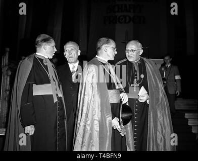 (L-r) : Mgr Aloysius Muench, NN, le Cardinal Joseph Frings et l'Archevêque Lorenz Jaeger. Le 01 septembre 1949 la 73e journée catholique allemande a été ouverte à Bochum. Dans le monde d'utilisation | Banque D'Images