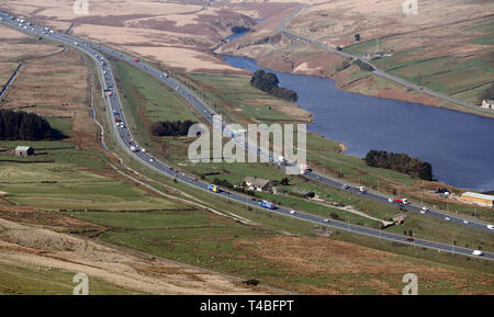 Vue aérienne de Stott Hall Farm, Rishworth,au milieu de l'autoroute M62 Banque D'Images