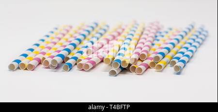 Papier biodégradable à rayures pailles, isolé sur un fond blanc avec une faible profondeur de champ Banque D'Images