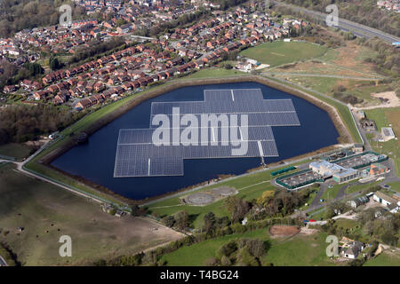 Vue aérienne d'une ferme solaire flottant sur le réservoir Godley, près de Hyde, Cheshire Banque D'Images
