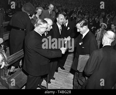 Le Prince Karl zu Löwenstein (r) et le premier ministre Karl Arnold (CDU) dans le dos (milieu). Le 01 septembre 1949 la 73e journée catholique allemande a été ouverte à Bochum. Dans le monde d'utilisation | Banque D'Images