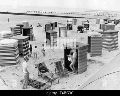 Sur les plages de l'île de Borkum la Frise orientale, la lumière des chaises de plage recouverte de tissu sont mis en place. Ceux-ci peuvent être retirés plus rapidement dans le cas d'une marée de printemps que l'habituelle des chaises de plage en osier. Photographié en mai 1968. Dans le monde d'utilisation | Banque D'Images