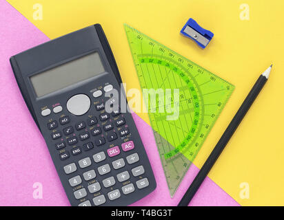 Rose et jaune coloré 24 télévision lay, avec la calculatrice et fixes Banque D'Images