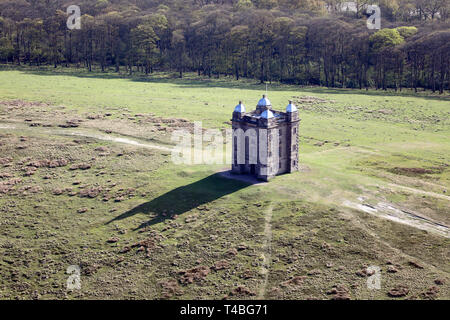 Vue aérienne de la cage, un pavillon de chasse du 16ème siècle et peut-être un tour de folie,près de l'hôtel de Lyme dans Cheshire Banque D'Images