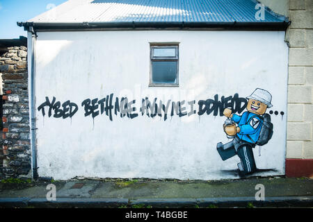 Graffiti en langue galloise par James AME - AME72 (le 'Guy Lego) - sur les murs à Aberystwyth. «Tybed Beth Mae Hyn yn - Ddweud ae je me demande ce que ce dit'. 10 mars 2019 Banque D'Images