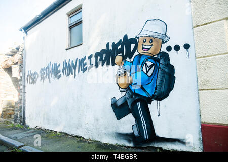 Graffiti en langue galloise par James AME - AME72 (le 'Guy Lego) - sur les murs à Aberystwyth. «Tybed Beth Mae Hyn yn - Ddweud ae je me demande ce que ce dit'. 10 mars 2019 Banque D'Images