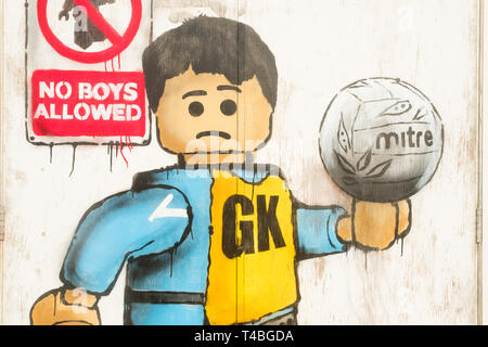 'Pas de garçons admis' Graffiti par James AME - AME72 (le 'Guy Lego) - à l'extérieur de la base de loisirs à Aberystwyth, montrant un malheureux garçon dans un gilet de netball GK, en référence à l'interdiction par l'Urdd ( un welsh langiage Youth Organisation) sur les garçons en compétition dans le netball des compétitions. 10 mars 2019 Banque D'Images