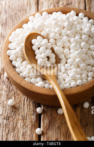 Pearl sec ingrédient pour la cuisine libre de tapioca dans un bol sur une table en bois vertical. Banque D'Images