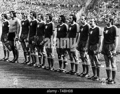 Les joueurs de l'équipe nationale de football polonais en stand fichiers pour le hymne national avant le début de la Coupe du Monde 1974 jeu de football l'Allemagne contre la Pologne à Francfort-sur-Main, Allemagne, 3 juillet 2003. De : L : Kazimierz Deyna, Jan Tomaszewski, Jerzy Gorgon, Wladyslaw Zmuda, Antoni Szymanowski, Henryk Kasperczak, Adam Musial, Jan Domarski, Grzegorz Lato, Robert Gadocha, Zygmunt Maszczyk. Dans le monde d'utilisation | Banque D'Images