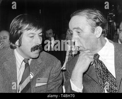 Auteurs Guenter Grass (L) et Heinrich Boell (R) à un congrès du SPD à Dortmund en octobre 1972. Dans le monde d'utilisation | Banque D'Images
