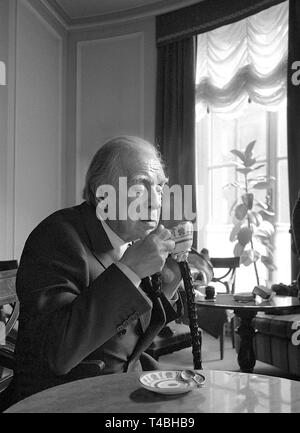 Une photo du Mach 1981 montre l'écrivain argentin Jorge Luis Borges dans la Via Veneto, Rome, Italie. Le 14 juin prochain sera le 25 anniversaire de sa mort, le 10 juin 2011. Photo : Roberto Pera/dpa | conditions dans le monde entier Banque D'Images