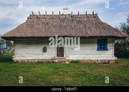 Maison en bois avec toit de chaume dans Bialowieskie Siolo inn de Budy village, Podlaskie Voivodeship en Pologne Banque D'Images