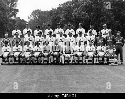 Avis de l'équipe pour la saison 1989/1990 de l'équipe de Bundesliga allemande 1. FC Köln (FC Cologne) à Cologne, le 4 juillet 1989. Sur la photo sont : (première rangée, L-R) : Pierre Littbarski, Flemming Povlsen, Armin Görtz, Falko Götz, Bodo Illgner Volker, Diergard, Rudi Kargus, Alfons Higl, Horst Heldt, Thomas Hässler et massothérapeute Jürgen Schäfer, (rangée du milieu, L-R) gestionnaire d'équipements, sous-Rechmann Kaulhausen, Paul Steiner, Frank Ordenewitz, Jann Jensen, Uwe Rahn, Anders Gieske, Axel Britz, Günter Baerhausen, fitness coach Herings, l'entraîneur adjoint et entraîneur-chef Koch Christoph Daum, (rangée arrière, L-R) Andrea Banque D'Images