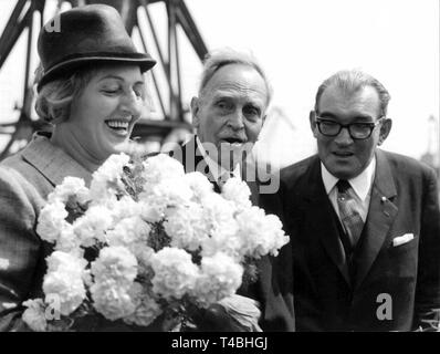 (L-R) : Hanna Lenz, le Professeur Otto Hahn et Hans Lenz. Le premier essai nucléaire européenne navire de la marine marchande a été baptisé le 13 juin 1964. Dans le monde d'utilisation | Banque D'Images