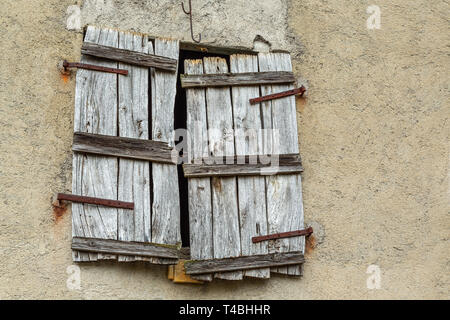 Fenêtre d'une vieille grange de l'étable, les Abruzzes Banque D'Images